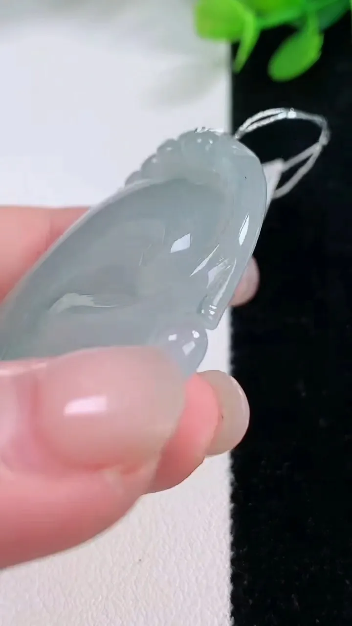 天然A货翡翠冰种飘花如意吊坠，尺寸50.7-34.7-5.6，重量:18.30g
11月29日