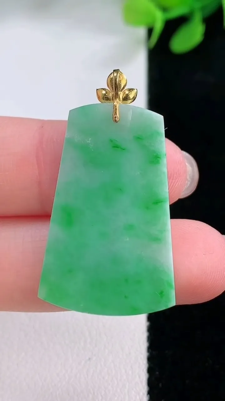 天然A货翡翠无事牌吊坠，尺寸31.4-20.2-2.4，重量:4.29g
11月29日