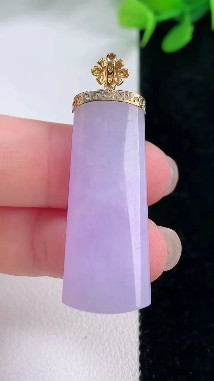 天然A货翡翠18K金紫罗兰无事牌吊坠，尺寸36.7-13.6-6，重量:9.00g
11月29日