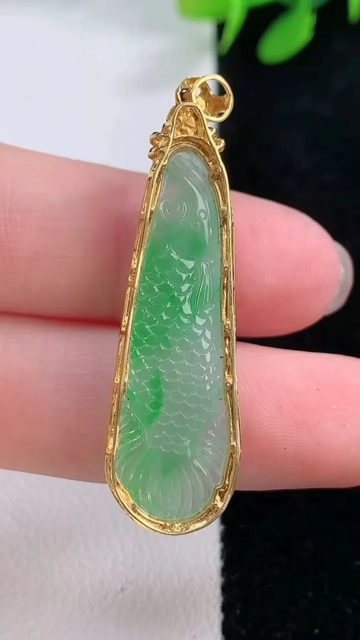 天然A货翡翠年年有余吊坠，尺寸42-12-5.8，裸石34-10.6重量:3.79g
11月29日