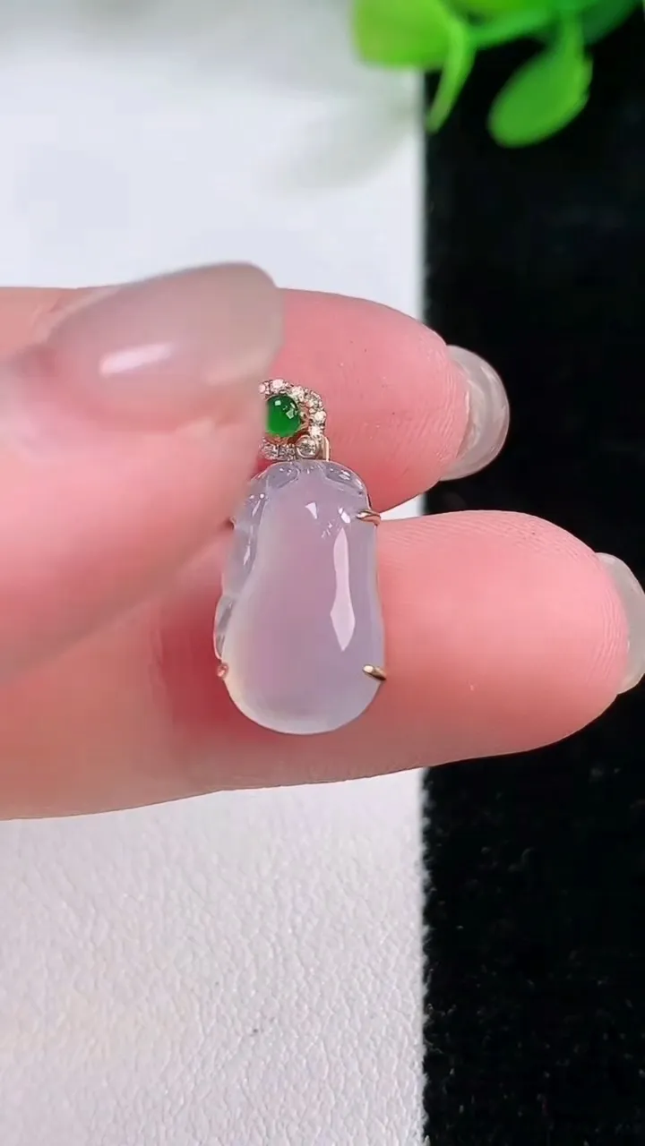 天然A货翡翠种白冰福瓜吊坠，尺寸14-7.7-4.5，重量:1.43g
11月29日