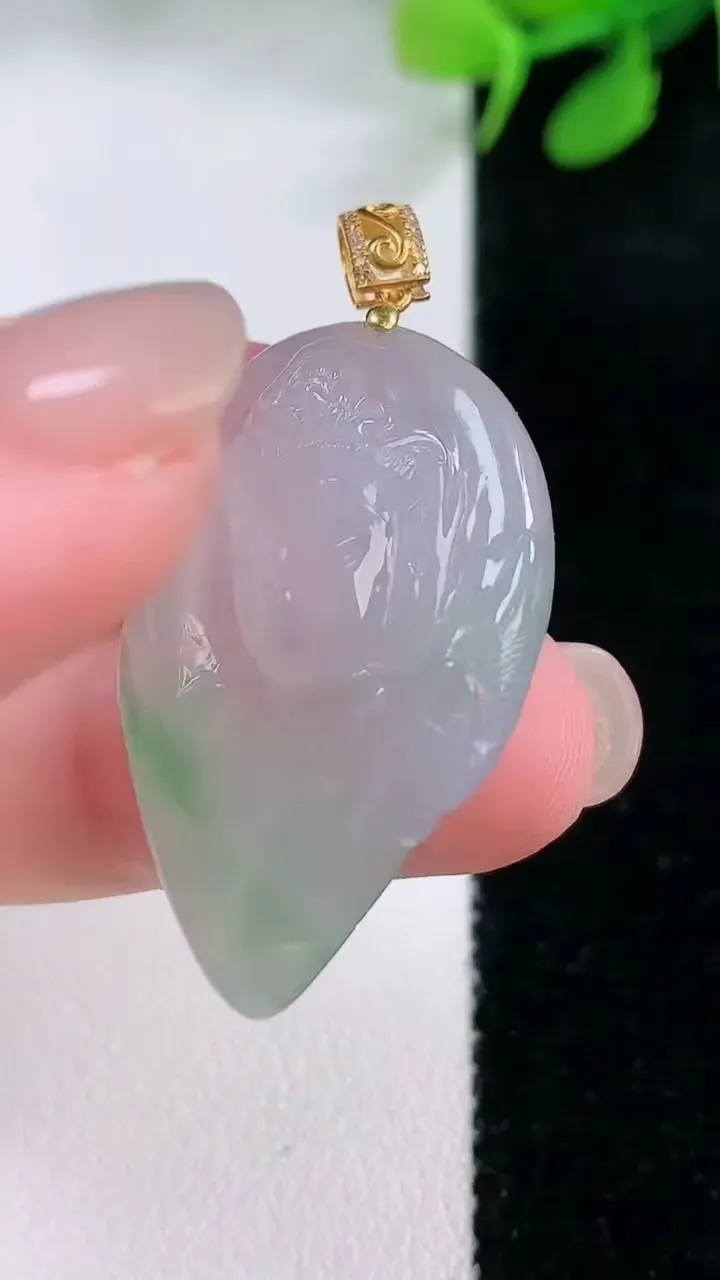 天然A货翡翠观音头吊坠，尺寸32.4-19.2-6.9，重量:7.21g
11月29日