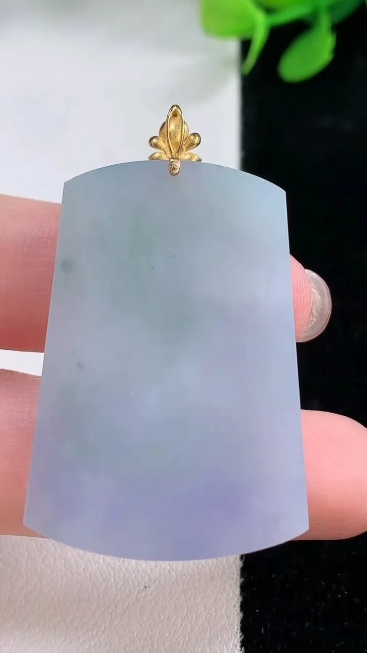 天然A货翡翠18K金紫罗兰无事牌吊坠，尺寸38.2-26.8-3.6，重量:10.80g
11月29日