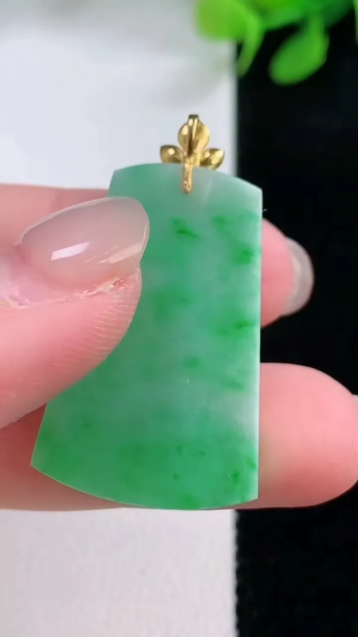 天然A货翡翠无事牌吊坠，尺寸31.4-20.2-2.4，重量:4.29g
11月29日