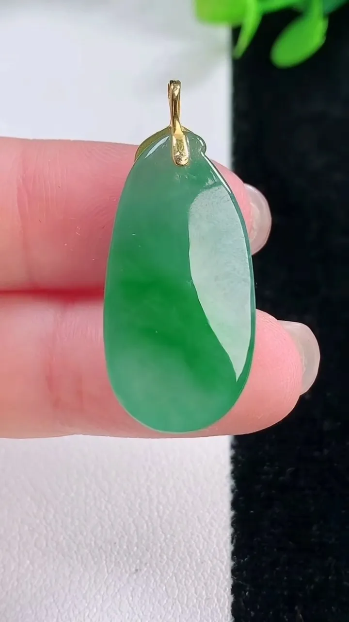 天然A货翡翠福瓜吊坠，尺寸27.5-14-8，重量:5.65g
11月29日