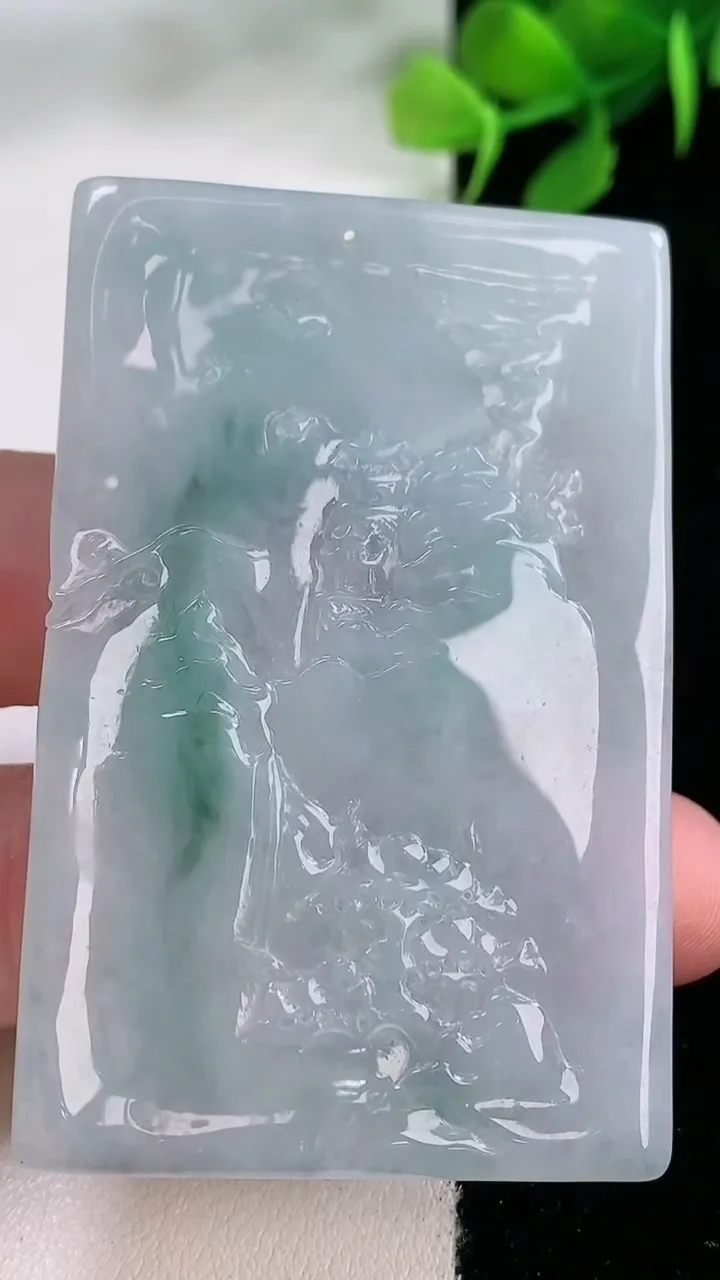 天然A货翡翠牌吊坠，尺寸60.2-39-6.2，重量:32.06g
11月29日