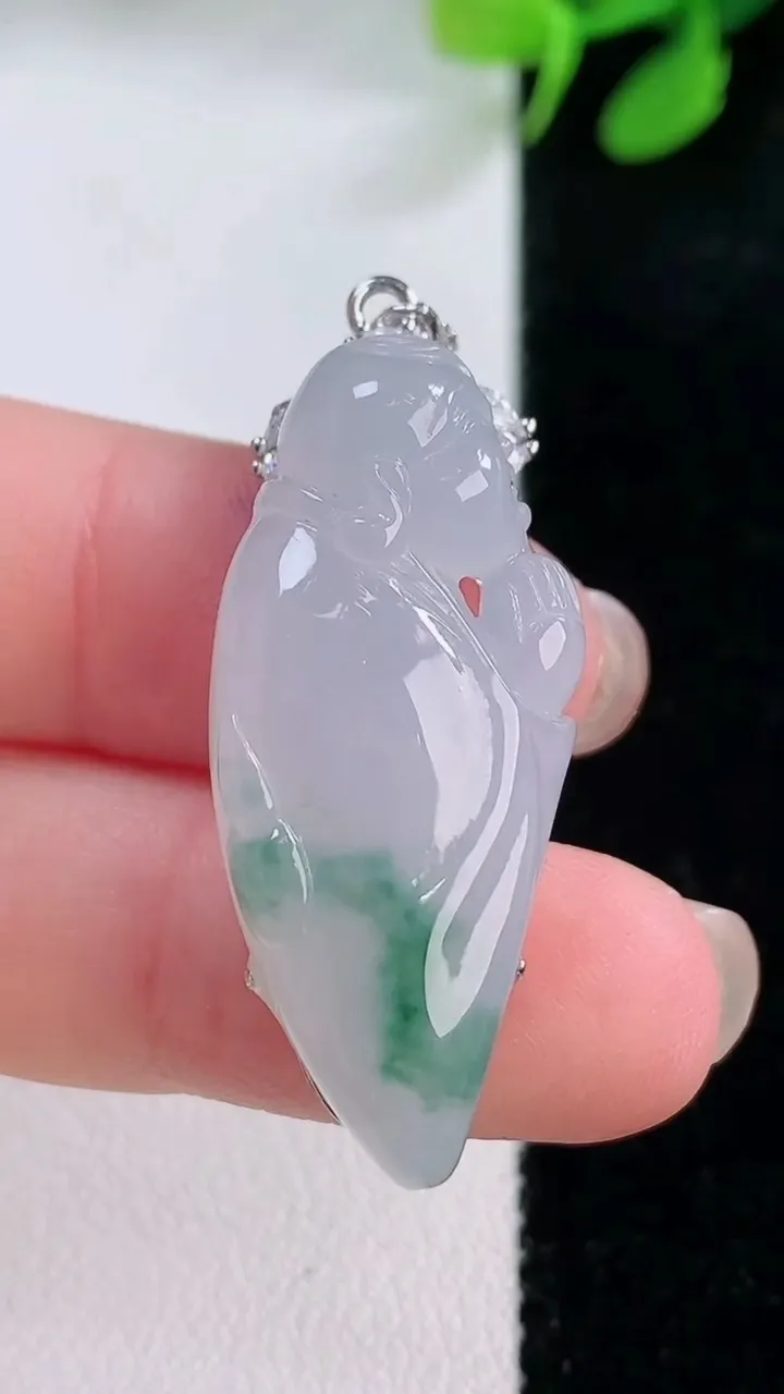 天然A货翡翠种飘花佛公吊坠，尺寸34.6-15-9.3，重量:9.61g
11月29日