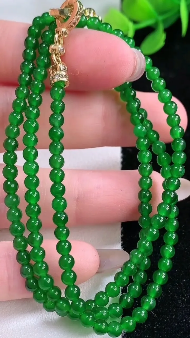 天然A货翡翠小米珠项链，尺寸3.2-149颗，重量:12.07g11月29日
工厂直销收藏佳品,种好水足，色泽均匀，有种有色，上手高大气！