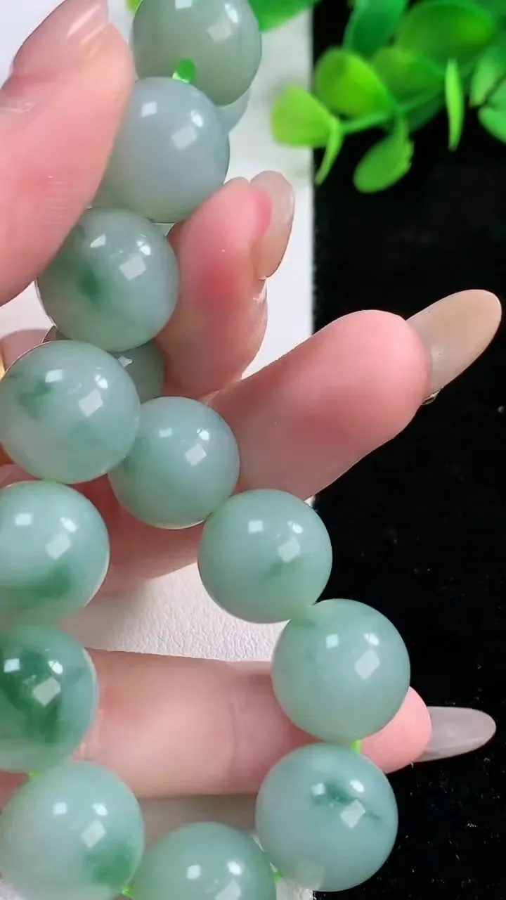 天然A货翡翠飘花圆珠手串，尺寸13-16颗，重量:62.29g11月29日
工厂直销收藏佳品,种好水足，色泽均匀，有种有色，上手高大气！
