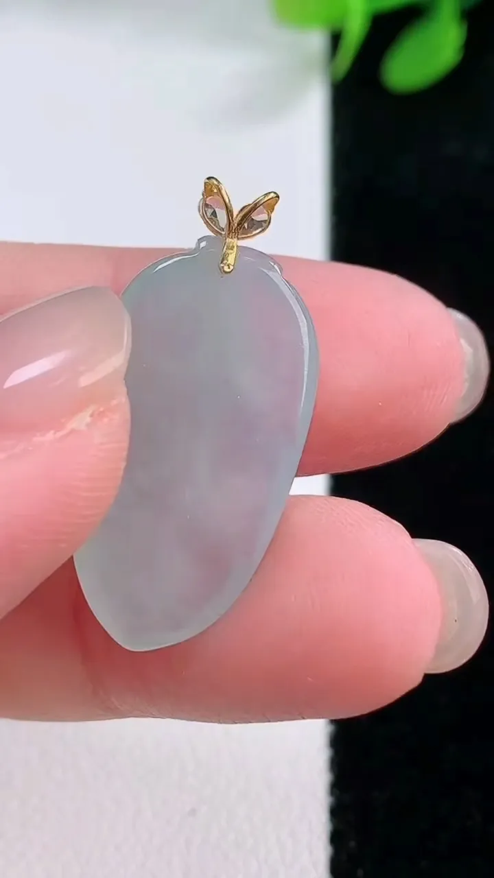 天然A货翡翠种白冰金枝玉叶 叶子吊坠，尺寸24.7-13.8-3.5，重量:2.84g
11月29日