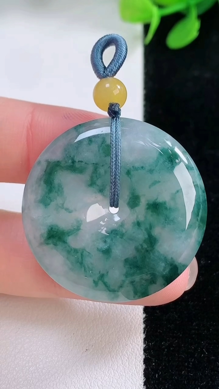 天然A货翡翠冰种飘花平安扣吊坠，尺寸32-5.7，重量:12.84g
11月29日