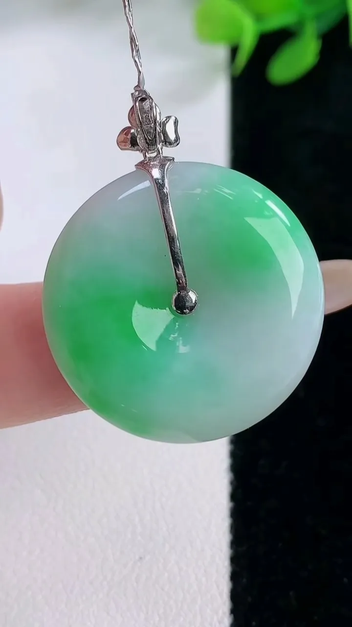 天然A货翡翠平安扣吊坠，尺寸26-5.4，重量:7.78g
11月29日