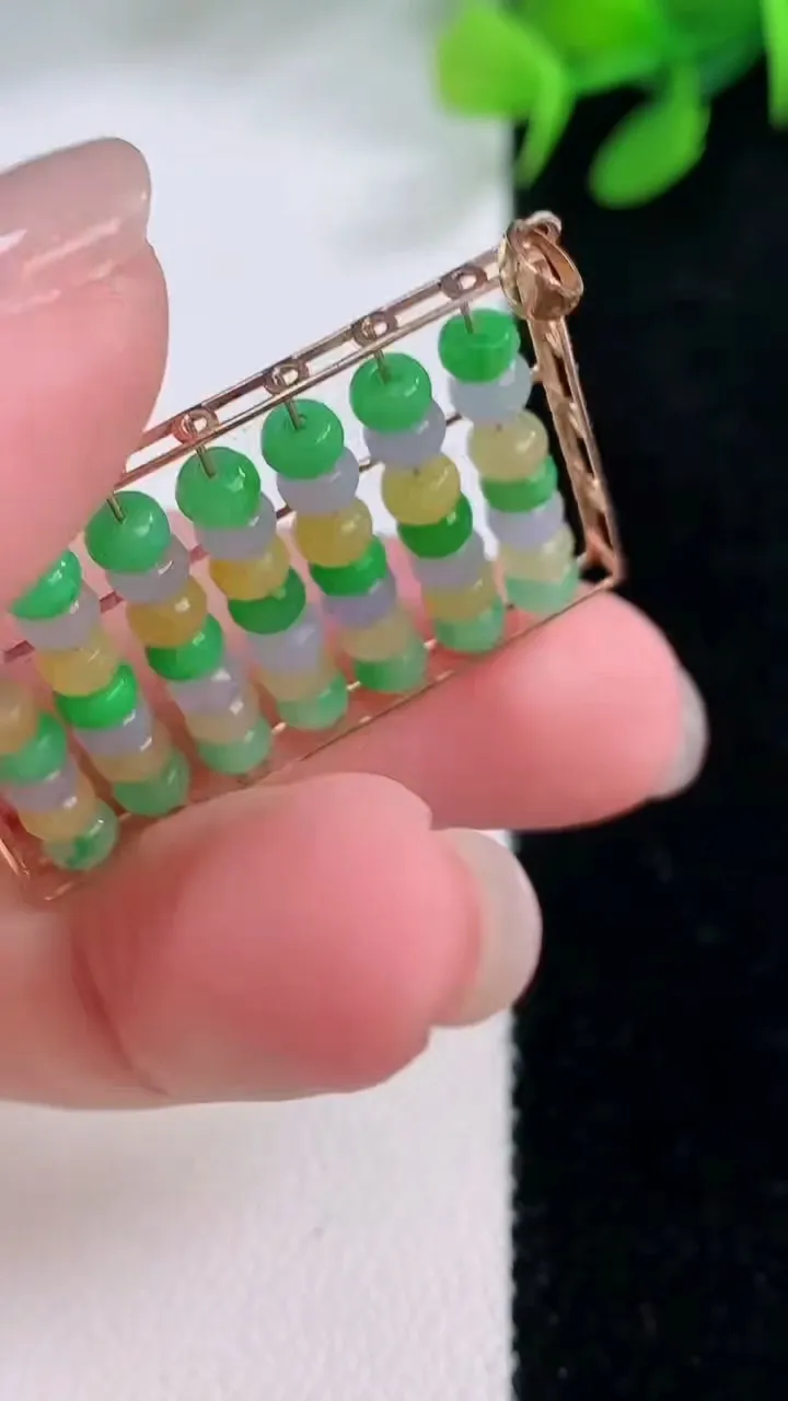 天然A货翡翠18K金三彩算盘吊坠，尺寸32-20-3.8，裸石3.4-1.8重量:4.11g
11月29日