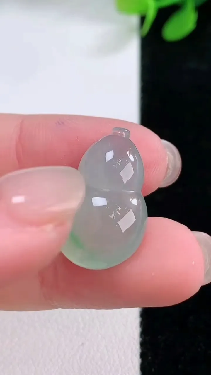 天然A货翡翠葫芦镶嵌件，尺寸21.4-14-6，重量:3.15g
11月29日