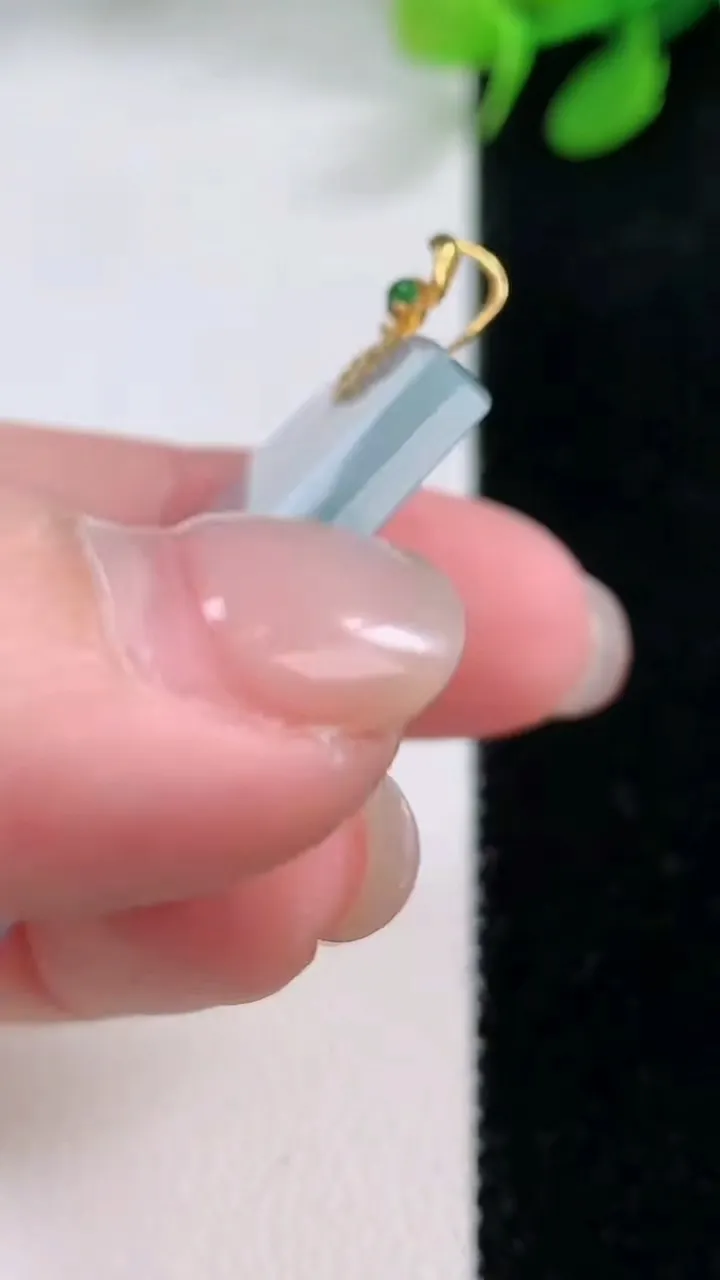 天然A货翡翠18K金紫罗兰无事牌吊坠，尺寸38.2-26.8-3.6，重量:10.80g
11月29日