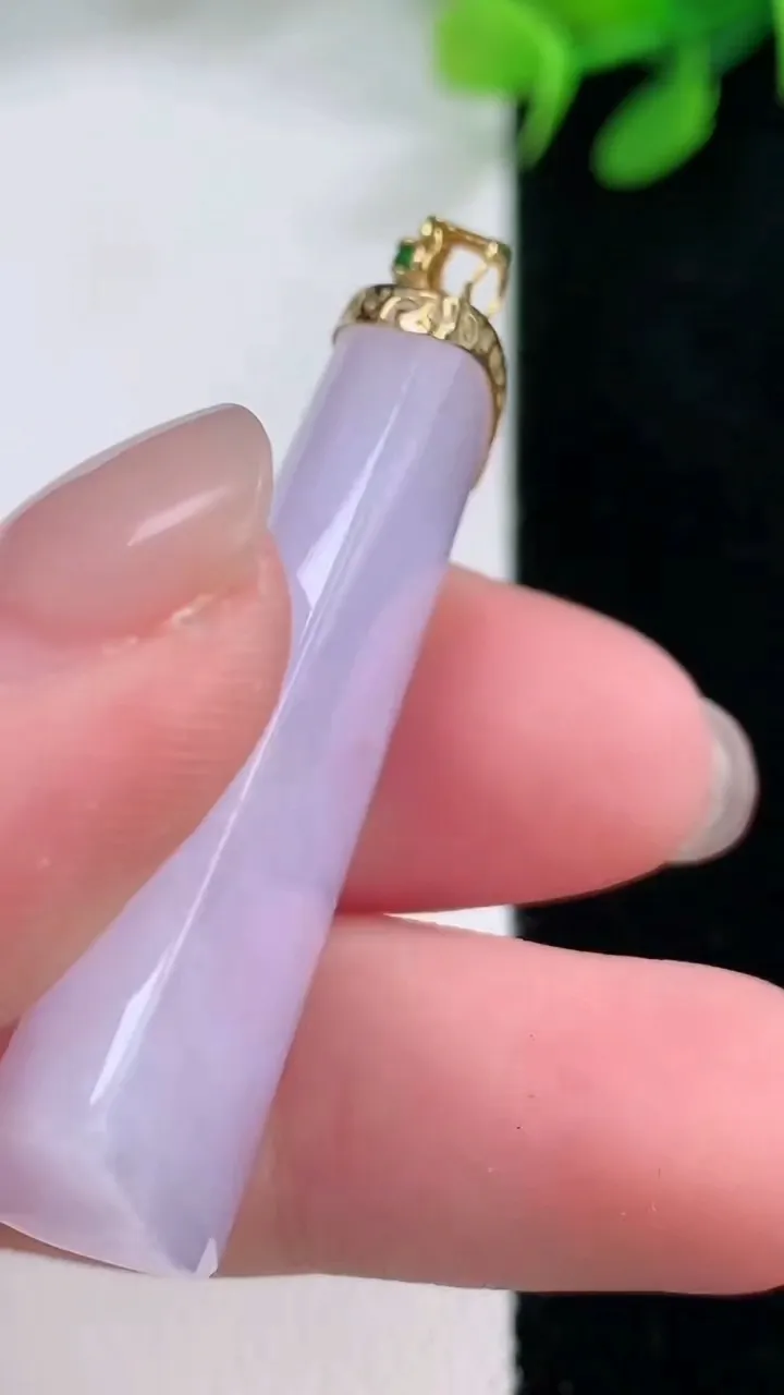 天然A货翡翠18K金紫罗兰无事牌吊坠，尺寸40.4-19-8.5，重量:14.10g
11月29日