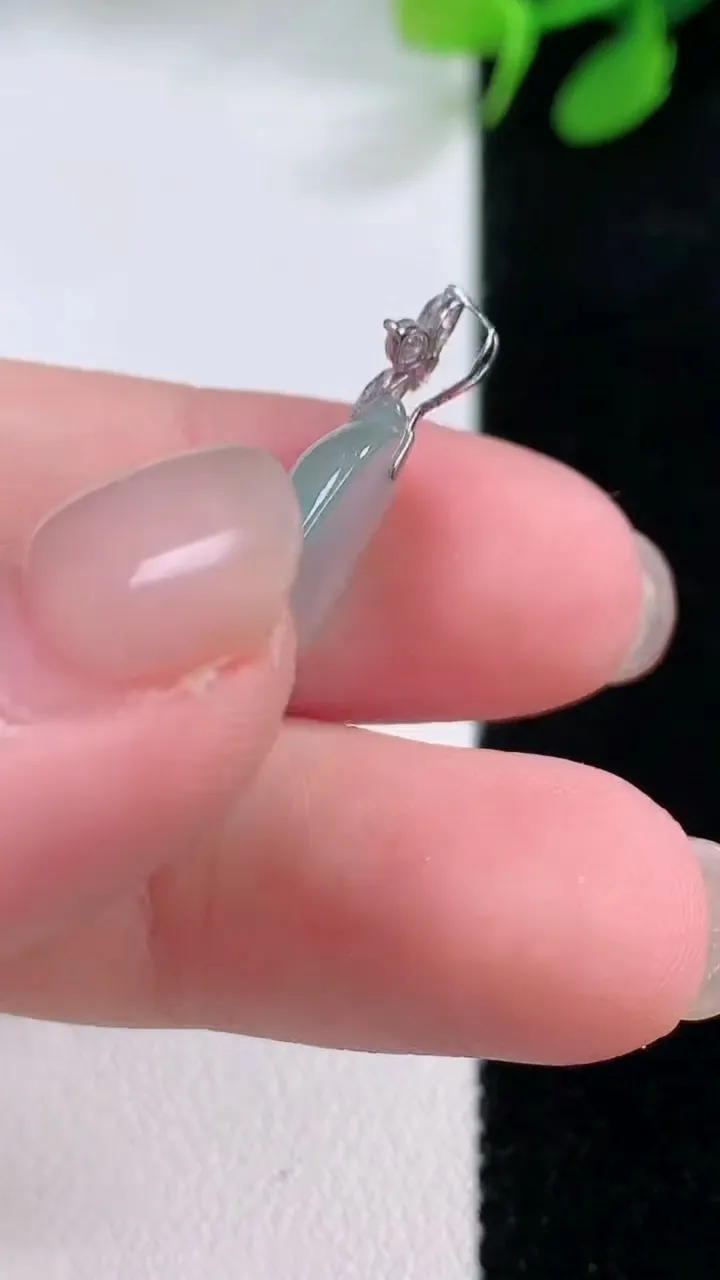 天然A货翡翠金枝玉叶 叶子吊坠，尺寸21.8-12-3，重量:2.16g
11月29日