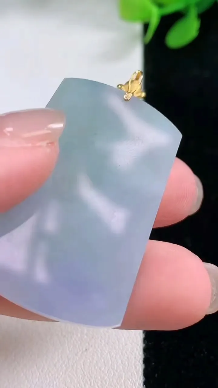 天然A货翡翠18K金紫罗兰无事牌吊坠，尺寸38.2-26.8-3.6，重量:10.80g
11月29日