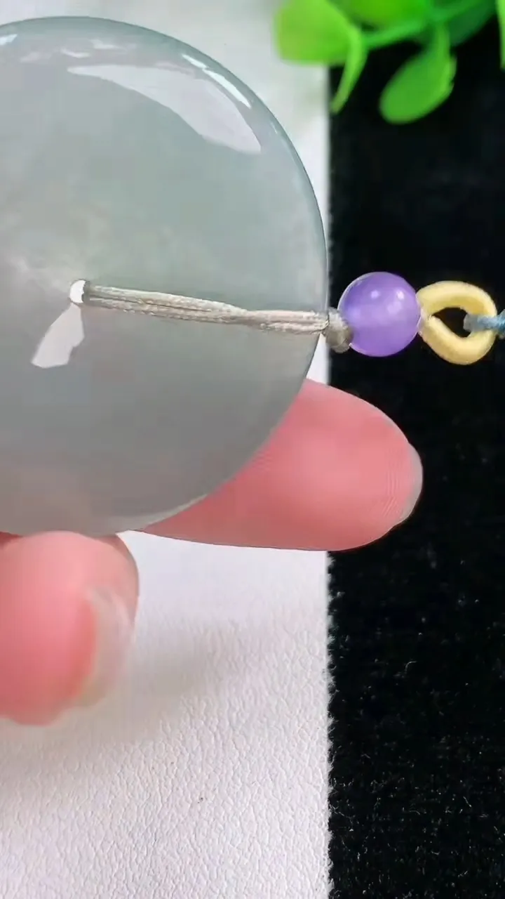 天然A货翡翠平安扣吊坠，尺寸37.5-5.3，重量:16.35g
11月29日