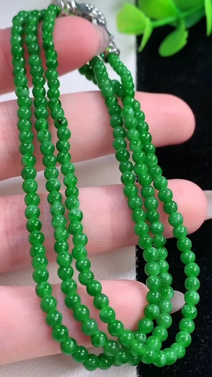 天然A货翡翠小米珠项链，尺寸2.8-199颗，重量:11.15g11月29日
工厂直销收藏佳品,种好水足，色泽均匀，有种有色，上手高大气！