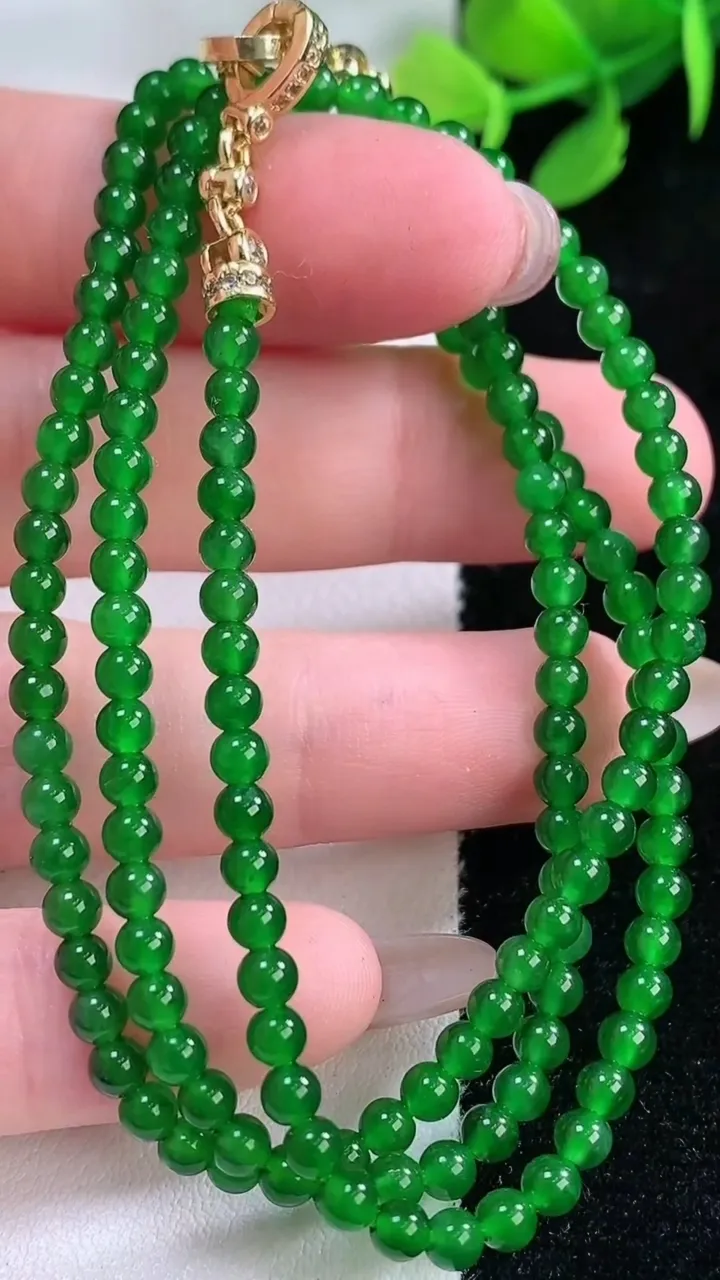 天然A货翡翠小米珠项链，尺寸3.2-149颗，重量:12.07g11月29日
工厂直销收藏佳品,种好水足，色泽均匀，有种有色，上手高大气！