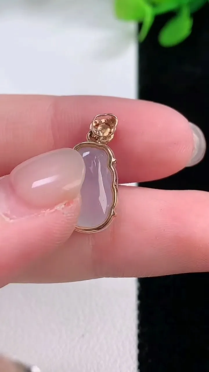 天然A货翡翠种白冰福瓜吊坠，尺寸14-7.7-4.5，重量:1.43g
11月29日