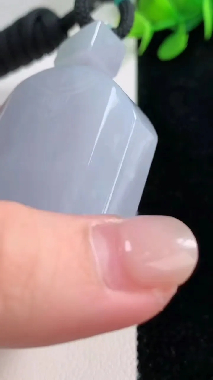 天然A货翡翠紫罗兰仿古无事牌吊坠，尺寸51.5-37.6-12.4，重量:74.65g
11月29日