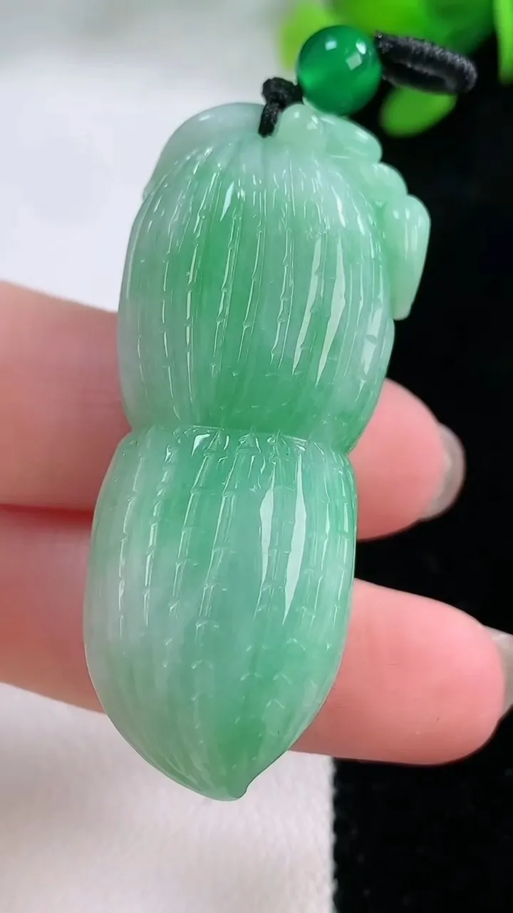 天然A货翡翠花生吊坠，尺寸49.2-19.5-15.6，重量:30.69g
11月29日