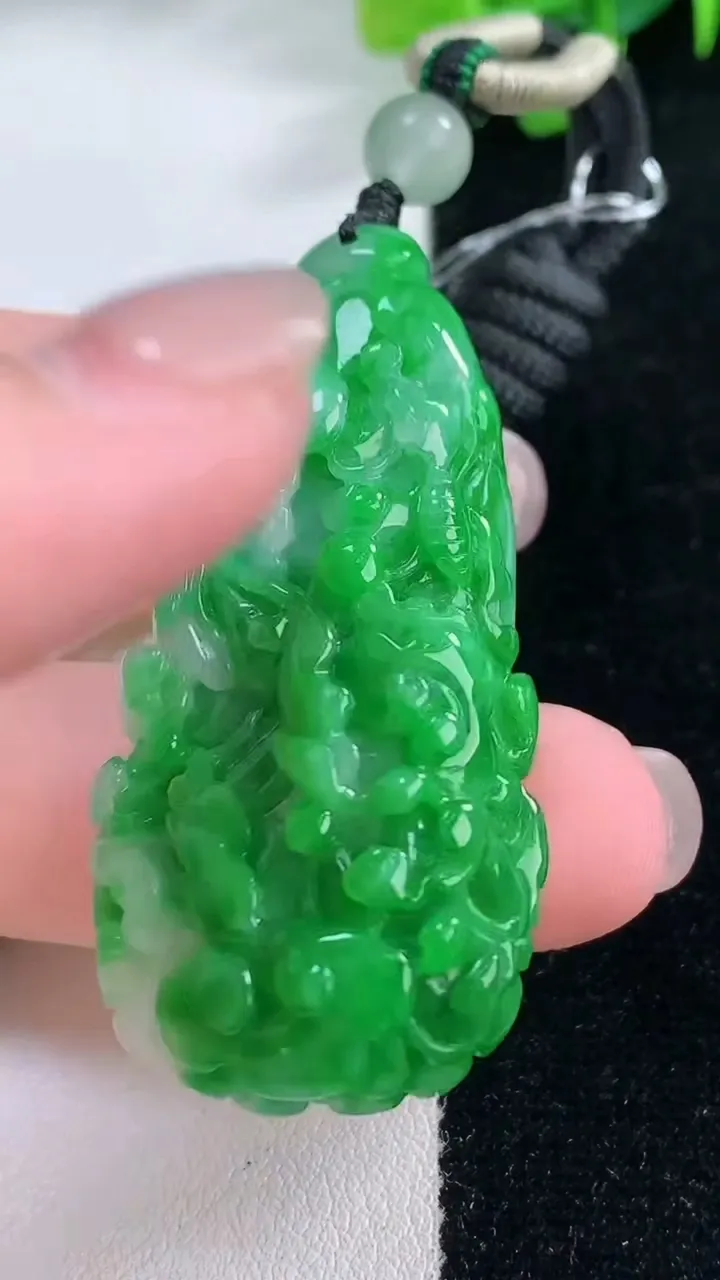 天然A货翡翠白菜吊坠，尺寸48.8-23.5-9.6，重量:20.00g
11月29日