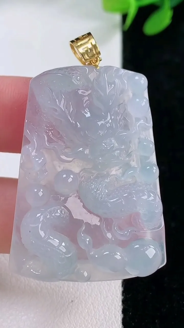 天然A货翡翠种紫罗兰龙牌吊坠，尺寸40.4-29.7-4.7，重量:12.66g
11月29日