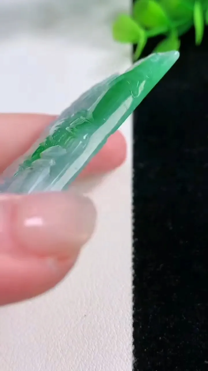 天然A货翡翠山水牌吊坠，尺寸67.5-41.7-6，重量:36.44g
11月29日