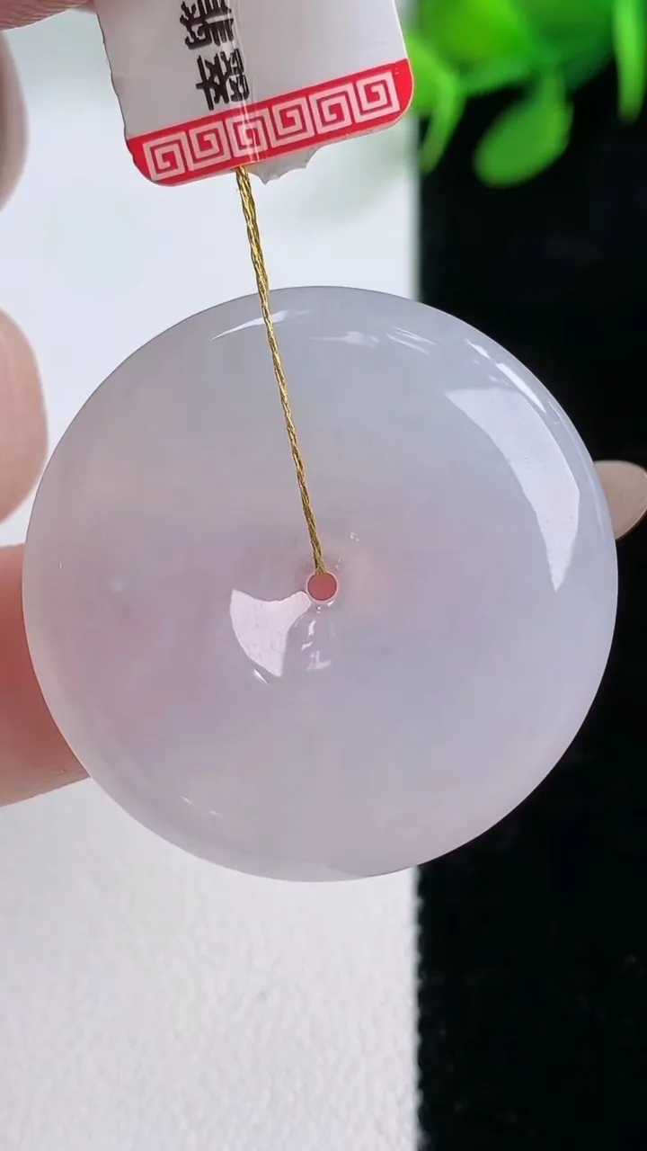 天然A货翡翠平安扣吊坠，尺寸31.6-5.6，重量:12.32g
11月29日