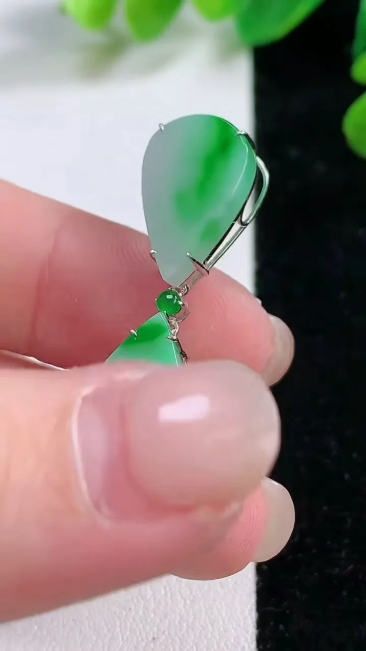 天然A货翡翠水滴吊坠，尺寸 42.2-12-5.5，重:4.15g
11月29日