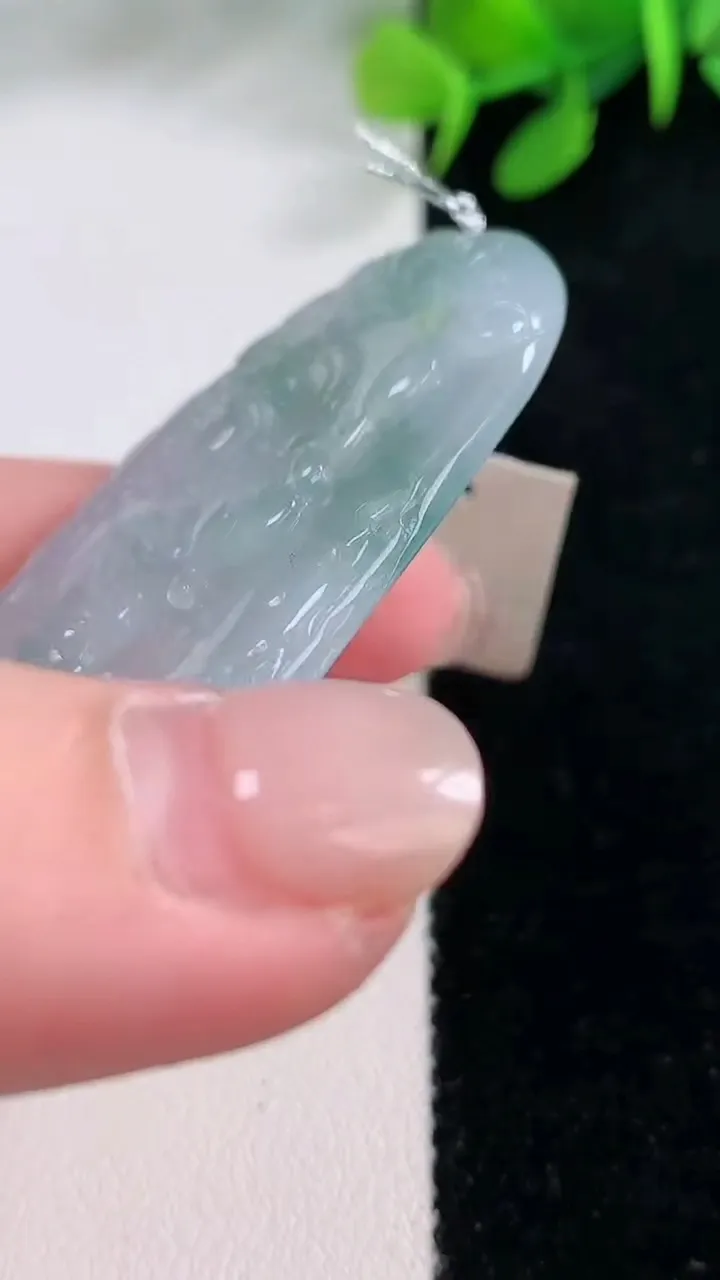 天然A货翡翠虚空藏菩萨吊坠，尺寸62-38.4-5.7，重量:29.26g
11月29日