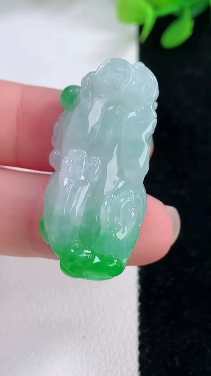 天然A货翡翠貔貅吊坠，尺寸36.4-13.6-12.2，重量:15.76g
11月29日