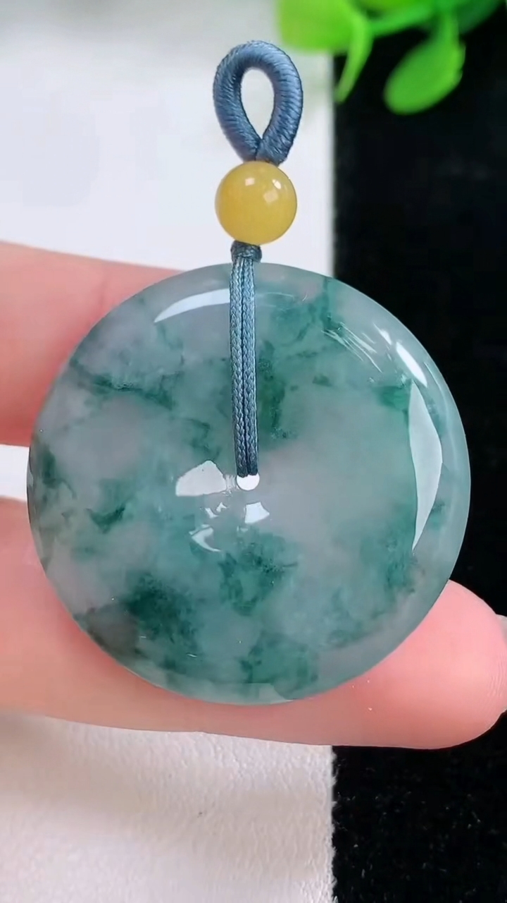 天然A货翡翠冰种飘花平安扣吊坠，尺寸32-5.7，重量:12.84g
11月29日