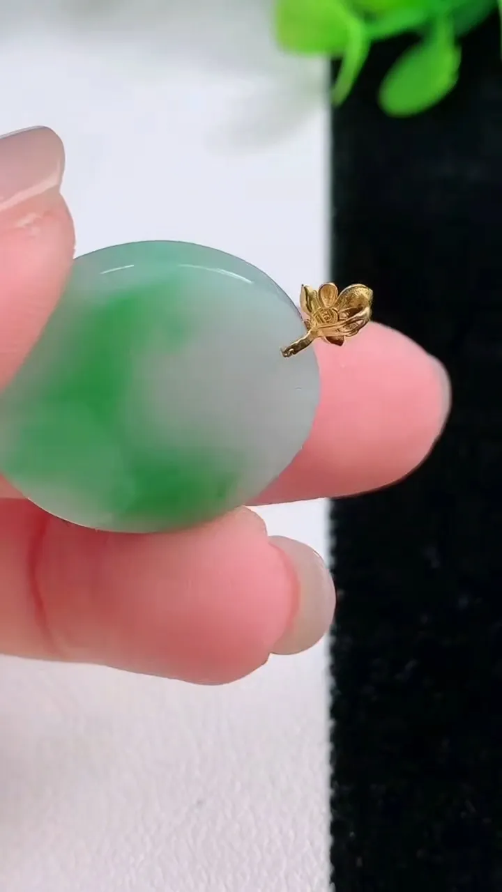 天然A货翡翠无事牌吊坠，尺寸22-3，重量:4.11g
11月29日