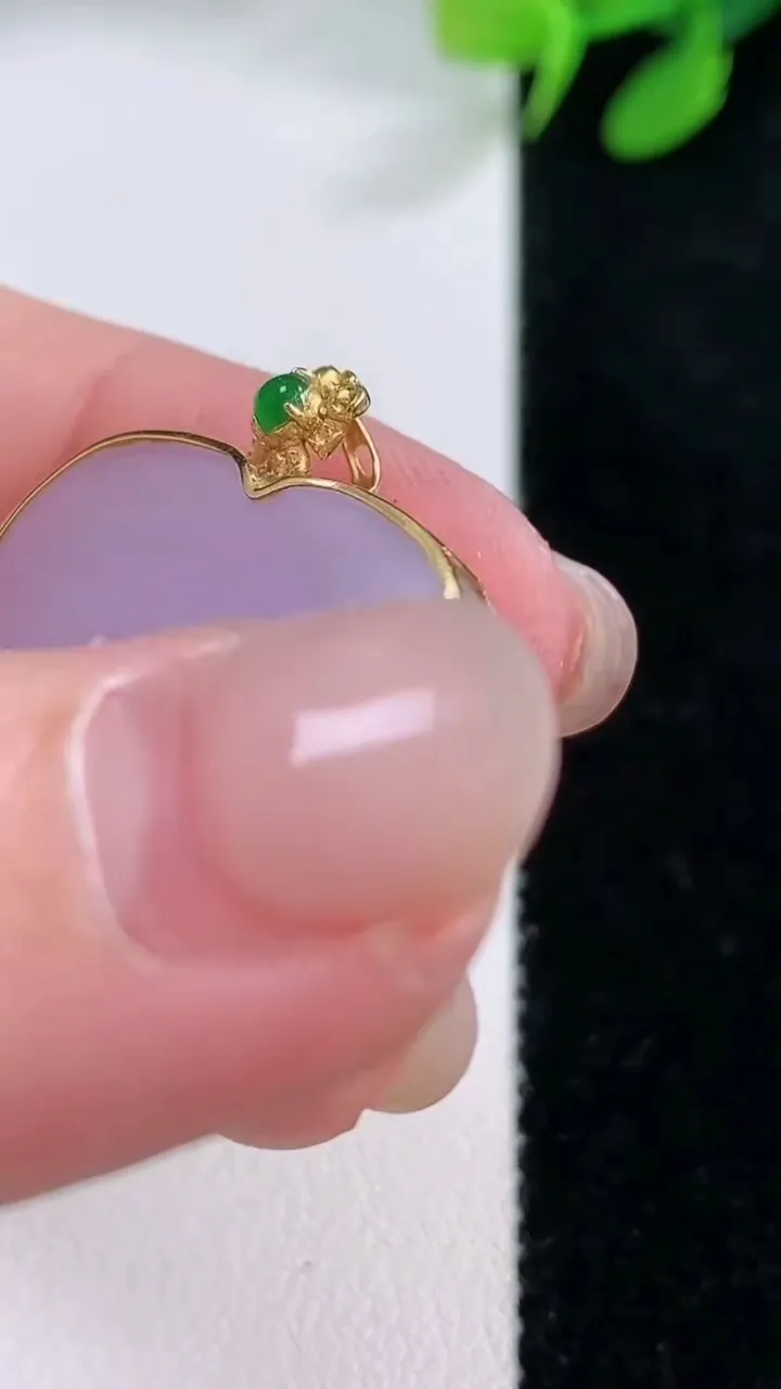 天然A货翡翠18K金紫罗兰心形吊坠，尺寸21.5-24.3-4.7，重量:6.94g
11月29日