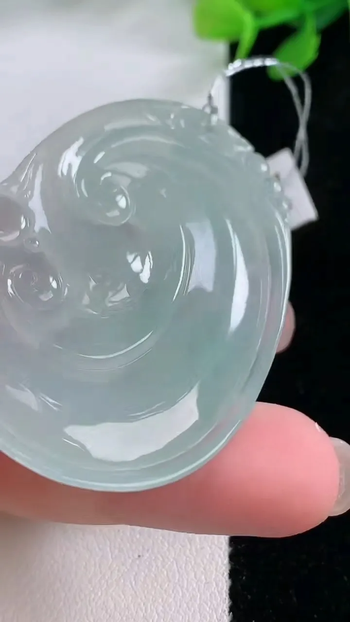 天然A货翡翠冰种飘花如意吊坠，尺寸50.7-34.7-5.6，重量:18.30g
11月29日