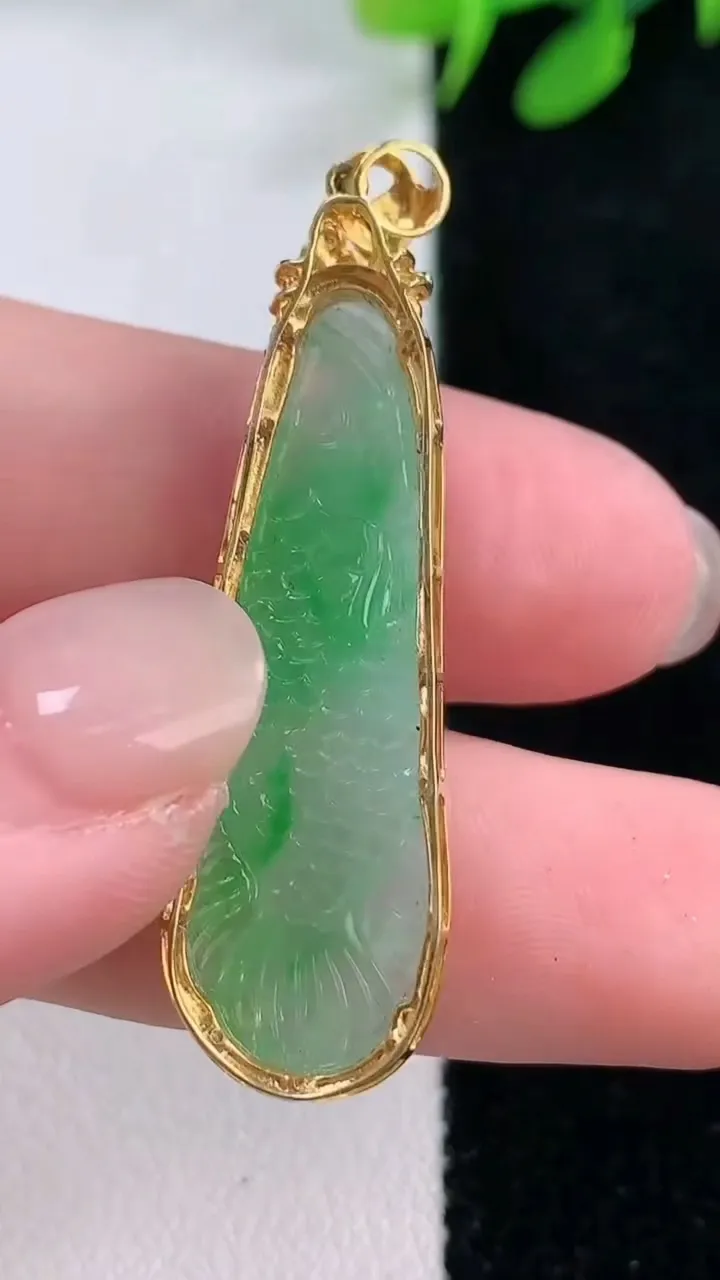 天然A货翡翠年年有余吊坠，尺寸42-12-5.8，裸石34-10.6重量:3.79g
11月29日