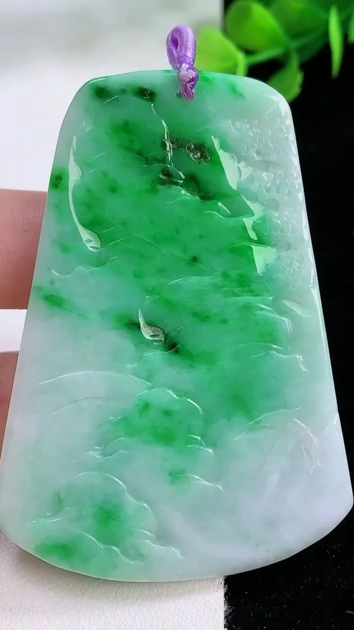 天然A货翡翠山水牌吊坠，尺寸65.3-46.2-5.9，重量:37.02g
11月29日