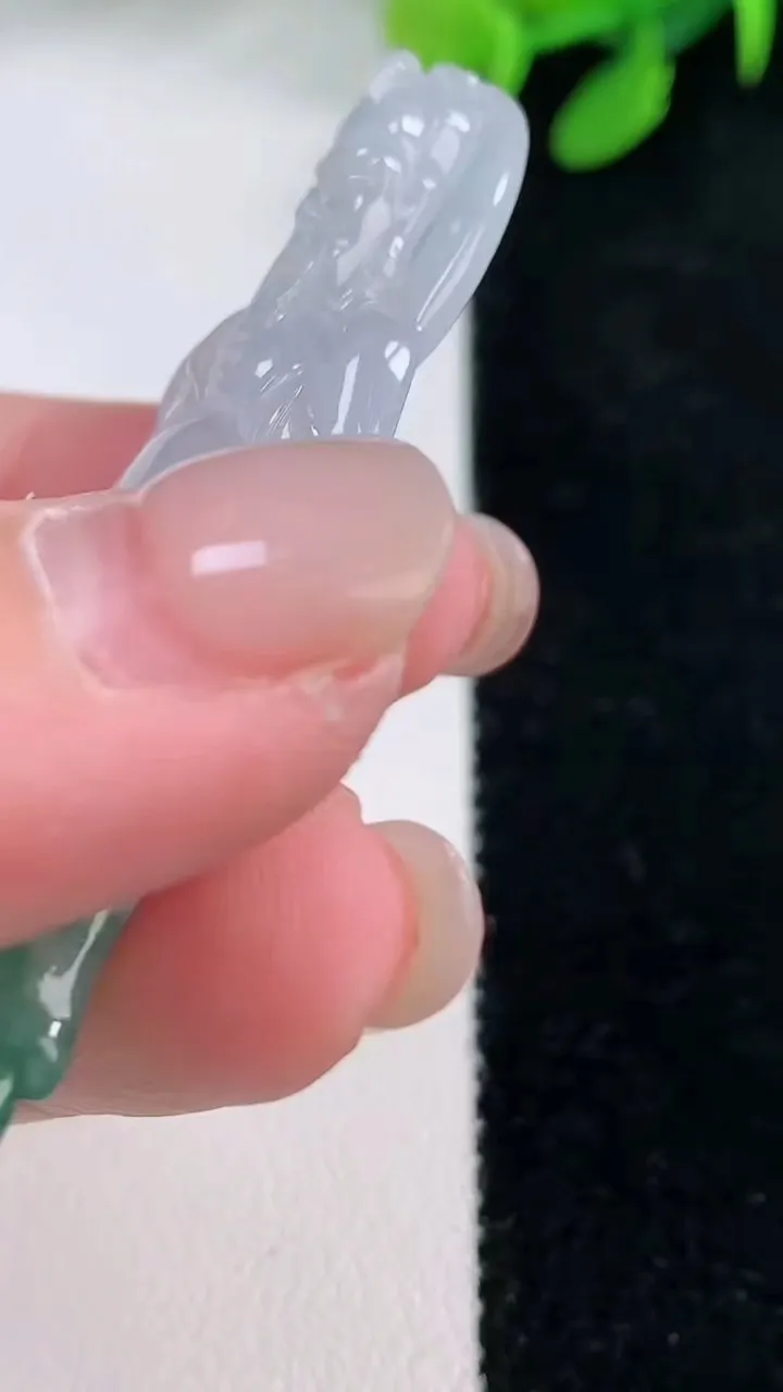 天然A货翡翠冰种飘花关公吊坠，尺寸61.3-24-5.7，重量:13.68g
11月29日