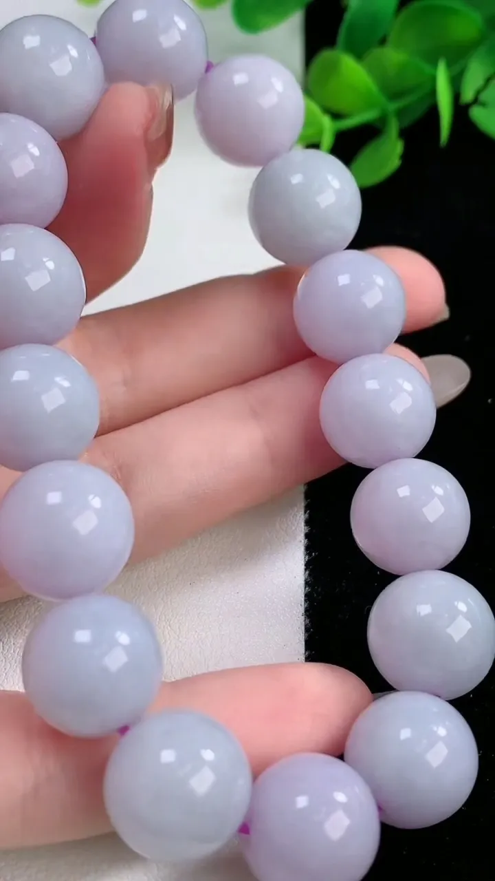 天然A货翡翠紫罗兰圆珠手串，尺寸13-16颗，重量:64.66g11月29日
工厂直销收藏佳品,种好水足，色泽均匀，有种有色，上手高大气！