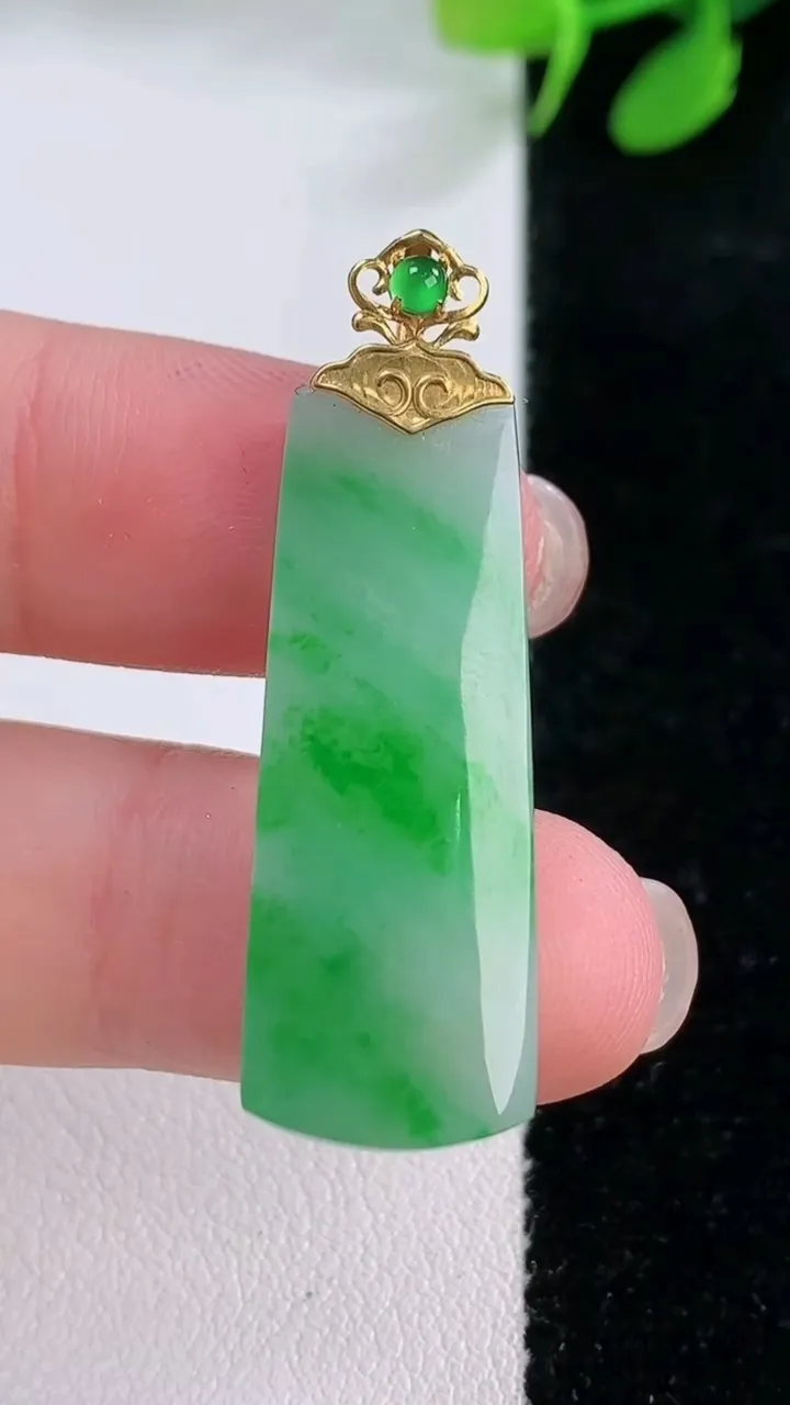 天然A货翡翠无事牌吊坠，尺寸33.2-11.6-4，重量:4.84g
11月29日