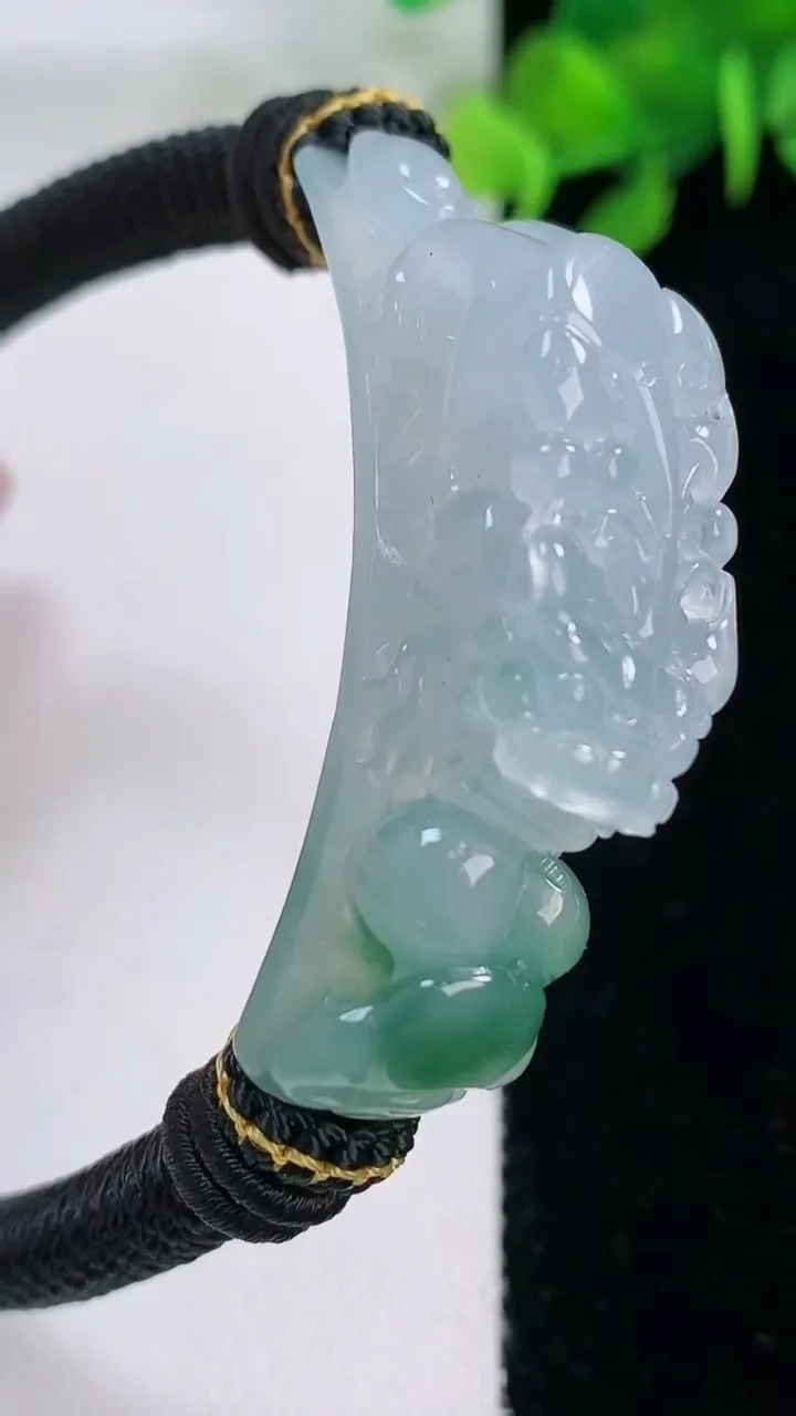 天然A货翡翠貔貅手绳，尺寸44.8-12.4-12.4，重量:27.88g
11月29日