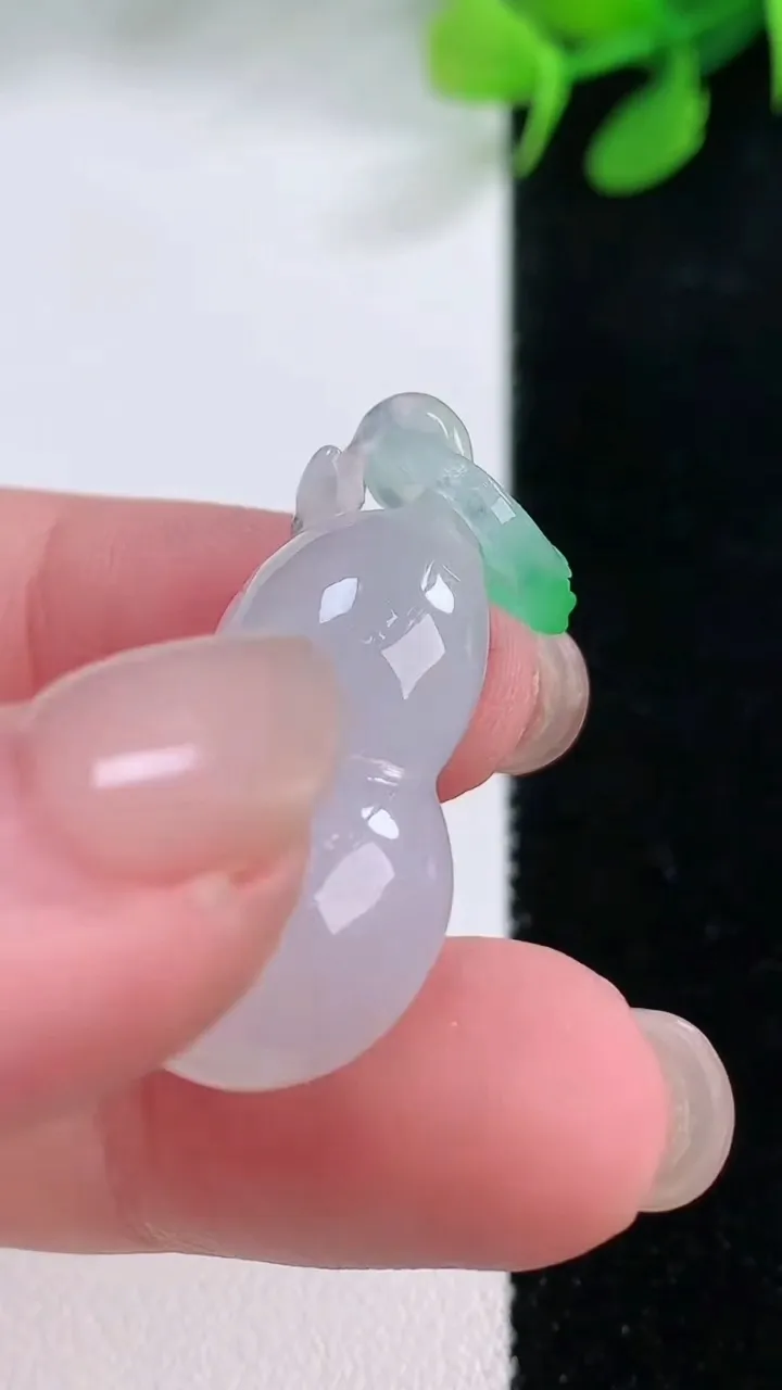 天然A货翡翠葫芦吊坠，尺寸35.7-16.6-10，重量:8.02g
11月29日