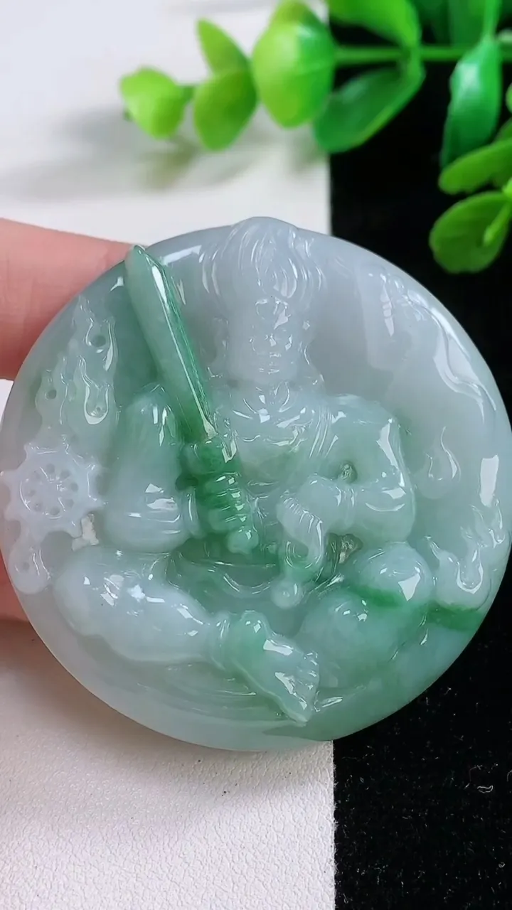 天然A货翡翠不动明王吊坠，尺寸 52.3-8.8，重:45.60g
11月29日