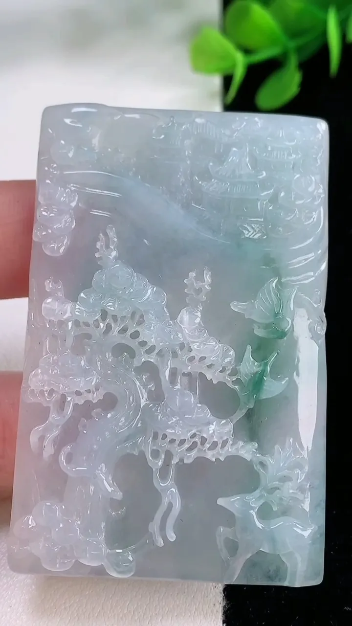 天然A货翡翠牌吊坠，尺寸60.2-39-6.2，重量:32.06g
11月29日