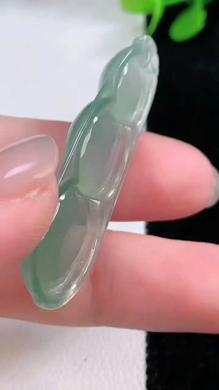 天然A货翡翠福豆吊坠，尺寸44.6-16-6，重量:6.93g
11月29日