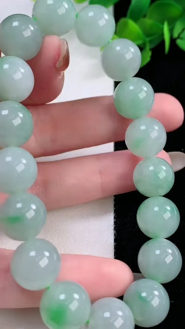天然A货翡翠圆珠手串，尺寸12-17颗，重量:52.37g11月29日
工厂直销收藏佳品,种好水足，色泽均匀，有种有色，上手高大气！